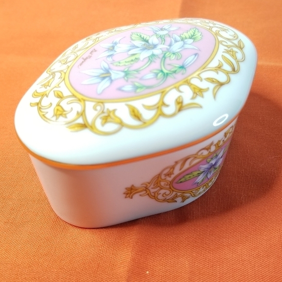 Heritage House Oval Floral Fine Porcelain  Music Box. Art by Gail Magram. - Picture 4 of 12